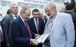 Премьер-министр ознакомился с представленной на выставке “Армения экспо-2019” продукцией

