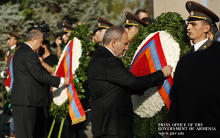 Премьер-министр воздал дань уважения памяти погибших за независимость Родины воинов
