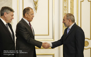 Le Premier ministre  Pashinyan a reçu le Ministre russe des Affaires étrangères, Sergueï Lavrov; Un certain nombre de questions à l’ordre du jour des relations arméno-russes ont été discutées