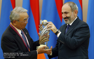 Pashinyan a remis le prix d'État au scientifique japonais Takeo Canade pour sa contribution mondiale au domaine des technologies d'information