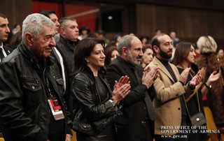 Le Premier ministre assiste au  concert du contrebassiste de jazz israélien Avishai Cohen et  du maître émérite des artes d'Arménie Vahagn Hairapetian