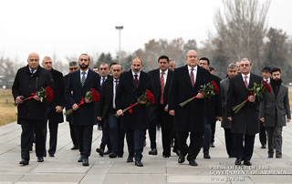 Премьер-министр посетил Цицернакаберд по случаю Международного дня памяти жертв преступления геноцида, чествования их достоинства и предупреждения этого преступления
