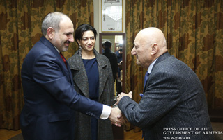 Le Premier ministre  et son épouse ont rendu visite à Hovhannès Tchékidjian à l'occasion de son 91e anniversaire