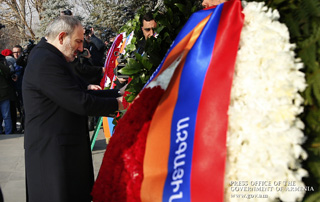 Le Premier ministre Nikol Pashinyan a visité le cimetière militaire Erablur à l'occasion de la  Journée de l'Armée arménienne