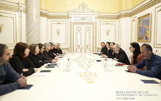 Премьер-министр Пашинян встретился со скорбящими матерями