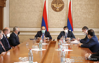 Nikol Pashinyan, Arayik Haroutunyan discuss economic development and cooperation-related issues with banking system representatives