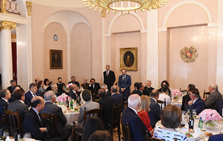 PM attends working dinner with Armenian community representatives in Moscow