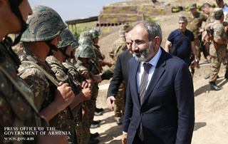 Премьер-министр Пашинян и Бако Саакян посетили оборонные позиции