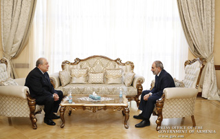Nikol Pashinyan meets with Armen Sarkissian