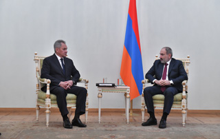 Премьер-министр провел встречу с министром обороны России