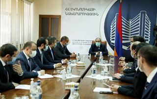 Премьер-министр представил аппарату министерства экономики новоназначенного министра
