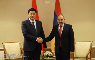 PM Pashinyan meets with Kyrgyz counterpart in Almaty