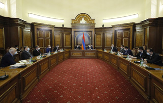 Nikol Pashinyan et Arayik Harutyunyan président de la réunion sur les programmes en cours et à venir à mettre en œuvre en Artsakh