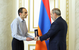 Nikol Pashinyan a remis la médaille de la Patrie décernée à Arkady Ter-Tadevosyan, à son fils, Hayk Ter-Tadevosyan