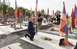 Nikol Pashinyan rend hommage à la mémoire des Héros martyrisés à Yerablur